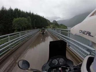 قائد درّاجة نارية يصدم زميله الذي سقط بسبب الأمطار بالنرويج