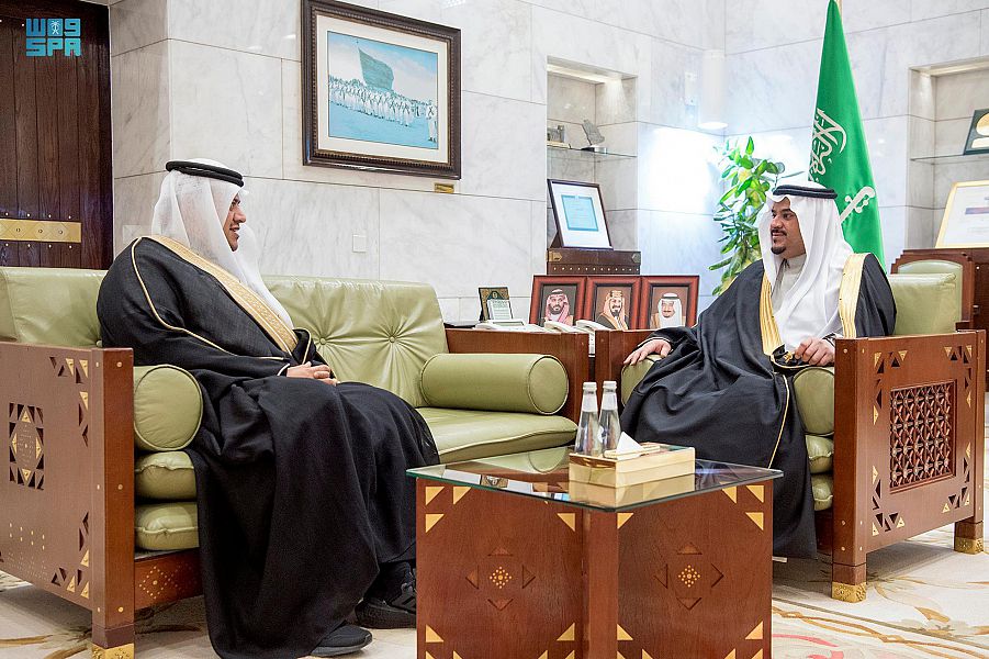 نائب أمير منطقة الرياض يستقبل مدير الشؤون الصحية بالمنطقة