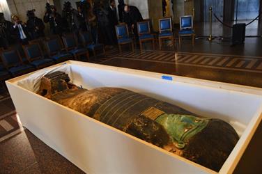 وزنه نصف طن.. مصر تستعيد غطاء التابوت الأثري من أمريكا