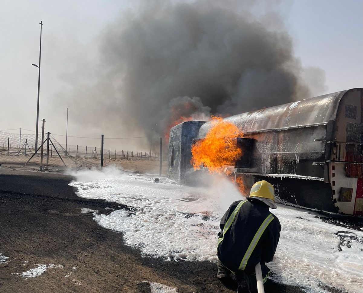“مدني نجران” يخمد حريقًا في ناقلة وقود ووفاة السائق