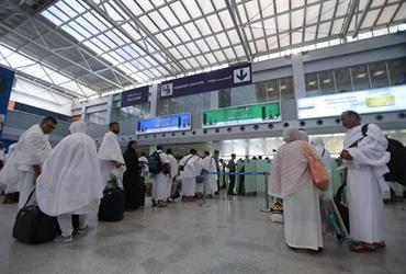 مطار الملك عبدالعزيز يطلق خدمة النقل الترددي لضيوف الرحمن إلى المسجد الحرام مجاناً