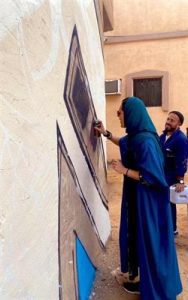 "أجمل التجارب".. نائبة وزير السياحة تشارك فنانًا عالميًا في رسم جدارية بالعلا
