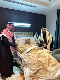 الحائلي ونائبه يزوران منصور البلوي في المستشفي للاطمئنان على صحته