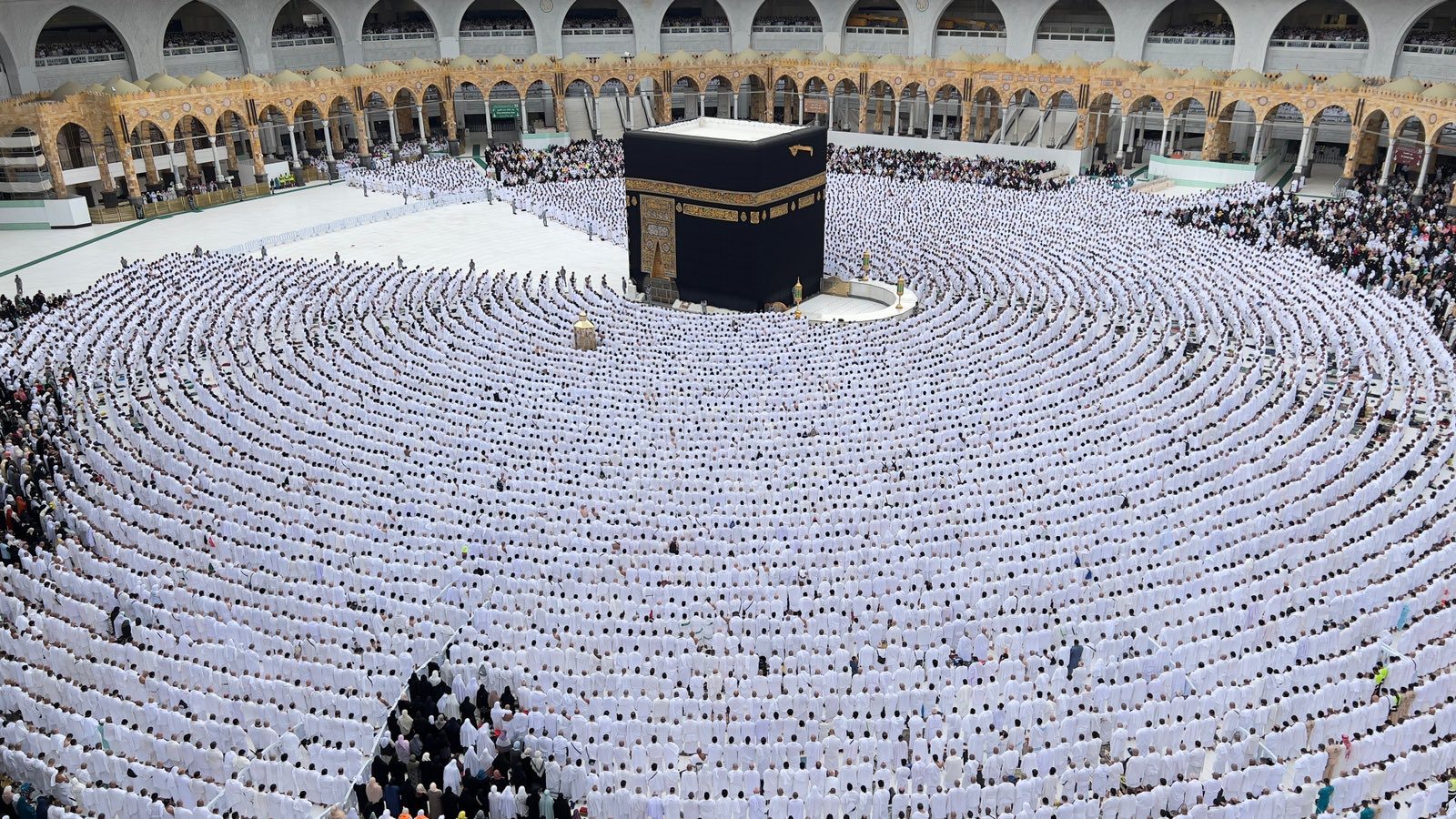 أكثر من نصف مليون مصل يؤدون صلاة الجمعة بالمسجد الحرام