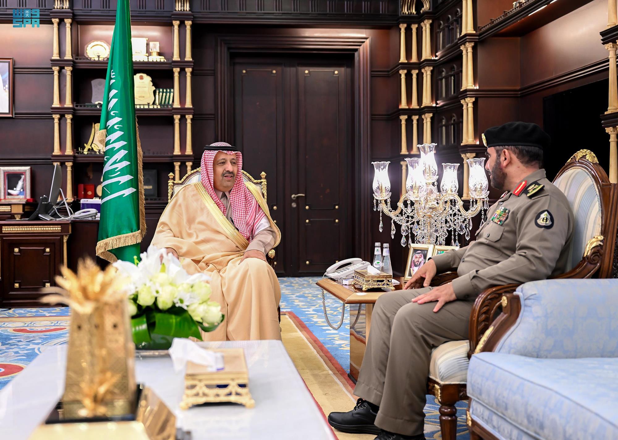 أمير الباحة يطّلع على سير العمل الأمني بالمنطقة