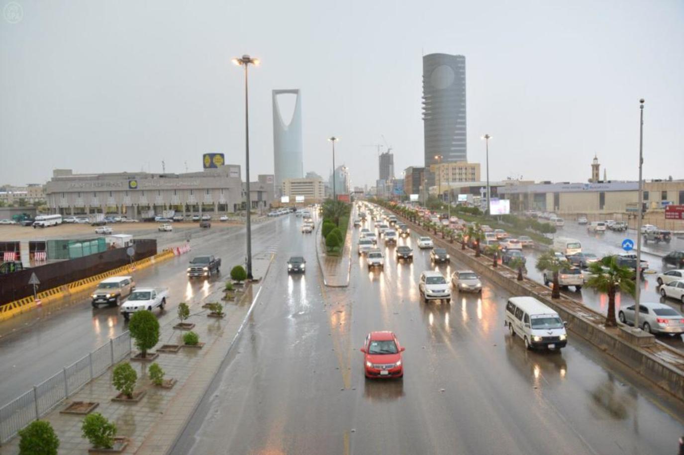 “الأرصاد” تنبه سكان الرياض: أمطار غزيرة حتى الثانية مساءً