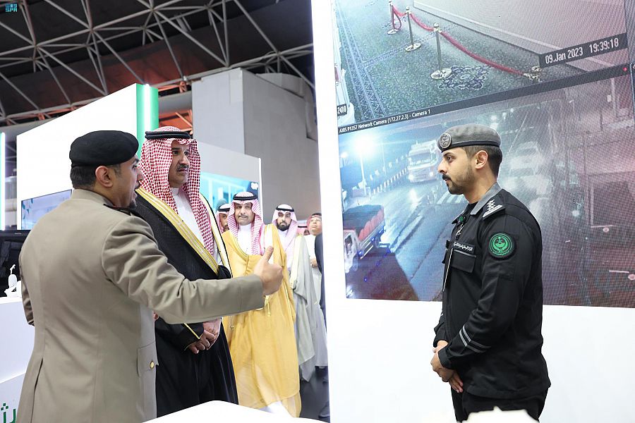 الأمير فيصل بن سلمان يزور جناح وزارة الداخلية في «مؤتمر ومعرض خدمات الحج والعمرة» في جدة