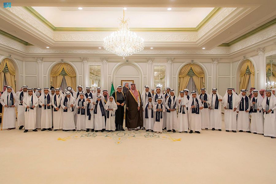 الأمير فيصل بن سلمان يكرم أيتام المدينة المنورة المتفوقين بجائزة الشيخ إبراهيم جليدان