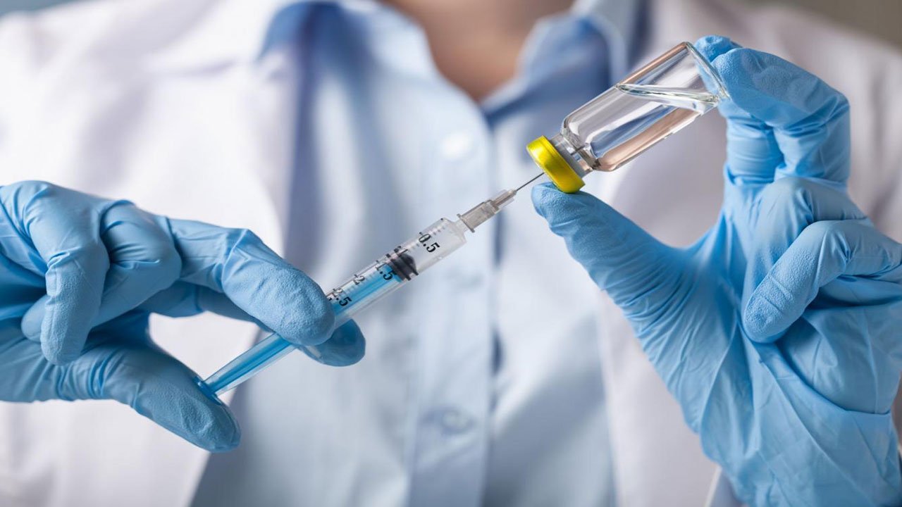 “الصحة” تعلن الانتقال من شهادة التطعيمات الورقية إلى الإلكترونية