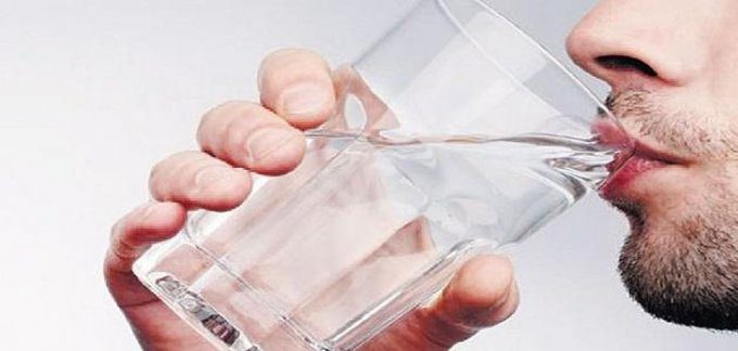 “الصحة” تُوصي بشرب أكثر من لترين من الماء يومياً لتجنب الجفاف
