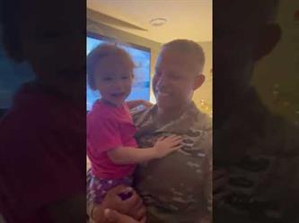 رد فعل عائلة أمريكية فوجئت بعودة الأب المجند إلى المنزل