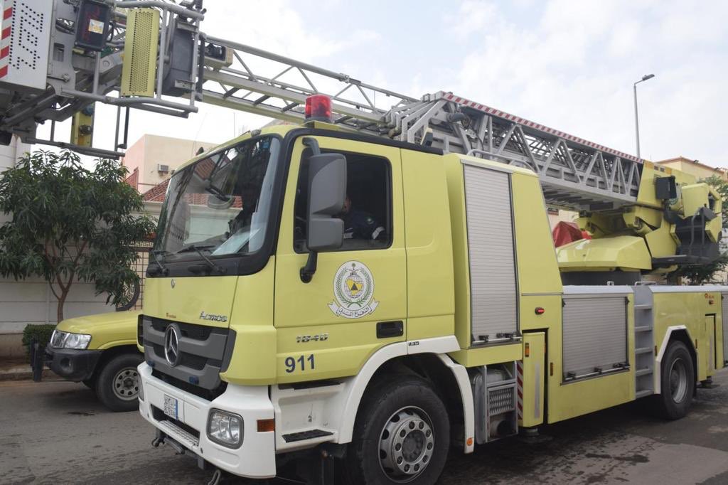 مدني جدة ينقذ مواطناً من ذوي الإعاقة إثر حريق في منزله