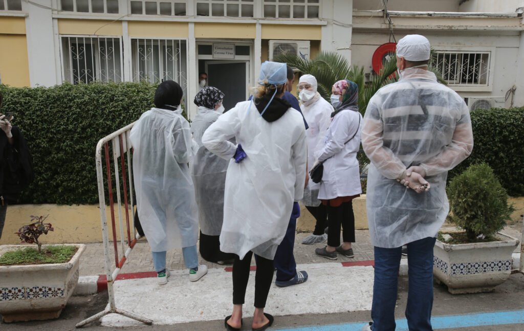 وفاة سيدة وإصابة 145 شخصاً بالتسمم في الجزائر