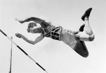 وفاة ريتشاردز بطل الأولمبياد في القفز بالزانة عن 97 عاما