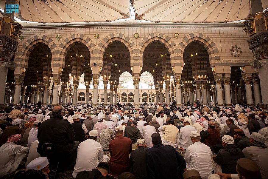 أكثر من 290 ألف مصل يؤدون صلاة الجمعة في رحاب المسجد النبوي