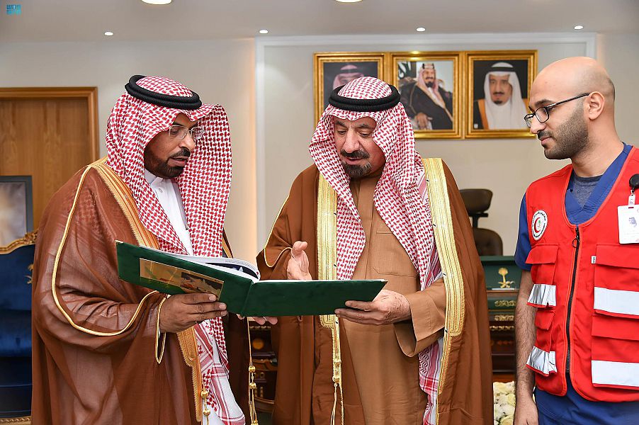 أمير نجران يتسلّم تقرير فرع هيئة الهلال الأحمر السعودي بالمنطقة