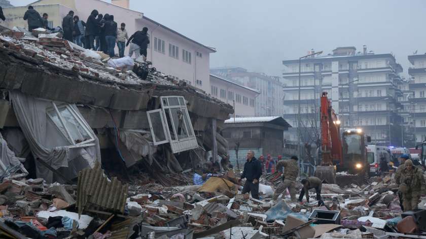 ارتفاع عدد ضحايا زلزال تركيا إلى 1541 قتيلا و9733 مصابا