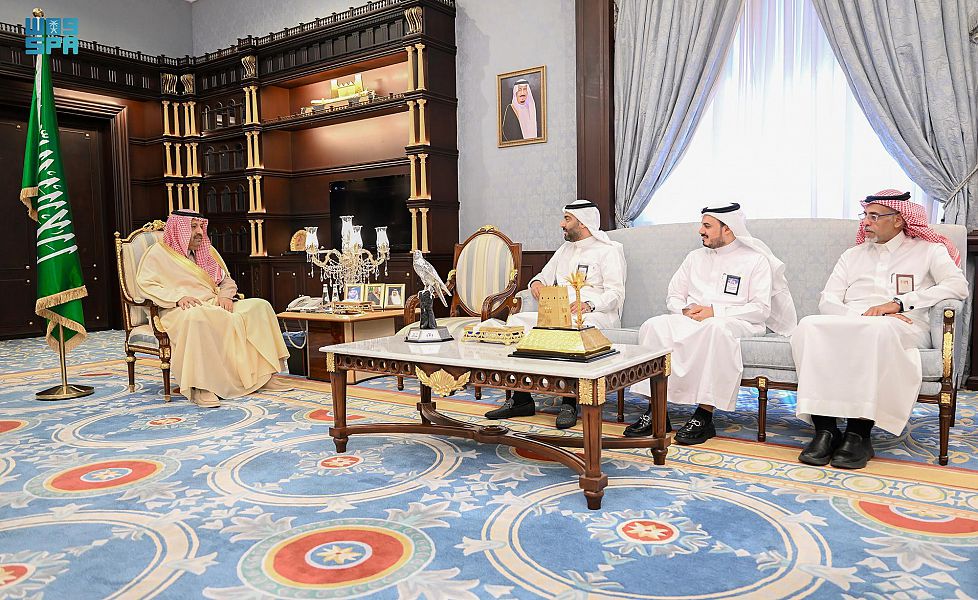 الأمير حسام بن سعود يستقبل مدير صحة الباحة والرئيس التنفيذي للتجمع الصحي بالمنطقة