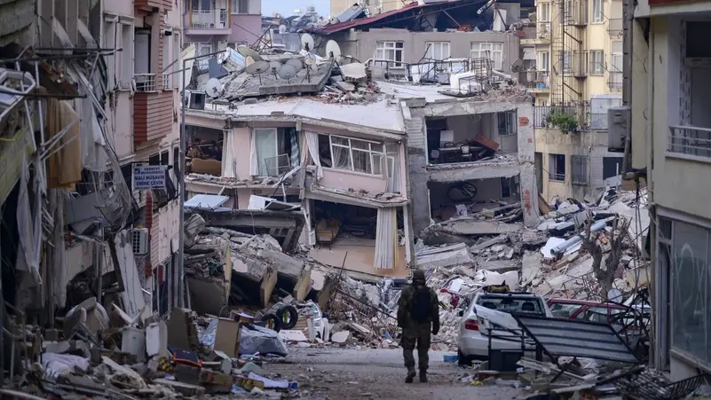 عدد قتلى الزلزال في تركيا وسوريا يتجاوز 45 ألفا