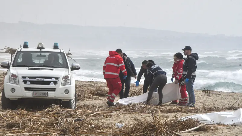انطلق من تركيا نحو إيطاليا.. مقتل 45 في غرق قارب للمهاجرين