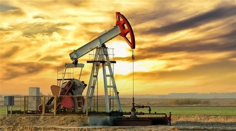 النفط يتراجع من أعلى مستوياته في 3 أشهر