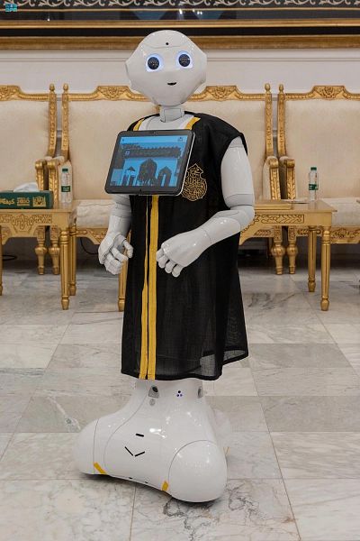 روبوت بـ 11 لغة لاستقبال زوار مجمع الملك عبدالعزيز لكسوة الكعبة المشرفة