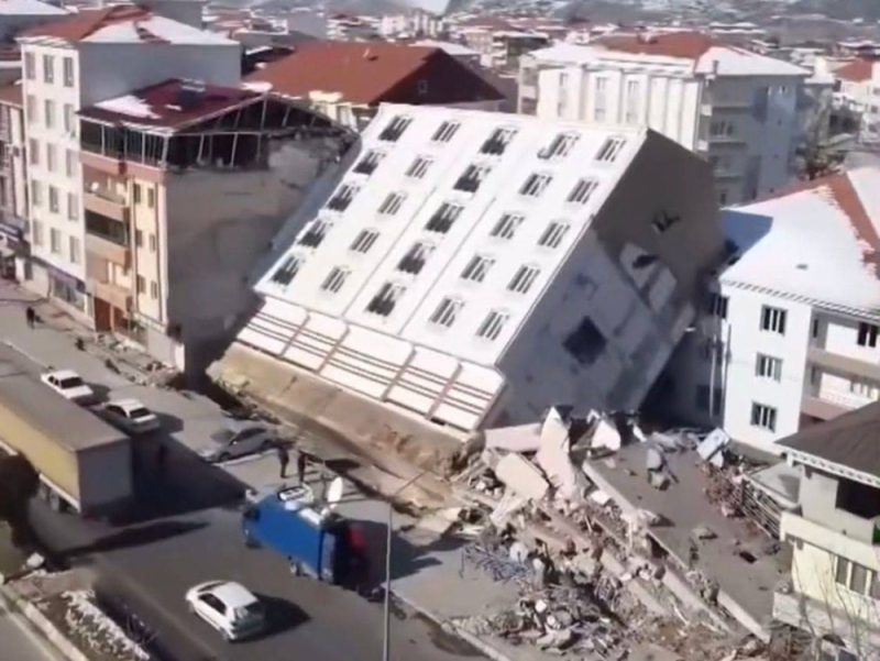 شاهد.. طائرة درون توثق فيديو جديد من زاوية أخرى للمبنى المائل جراء الزلزال في تركيا