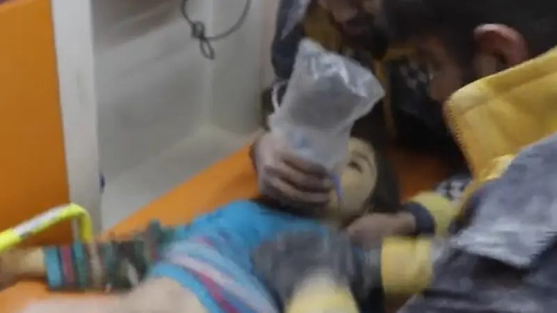 شاهد لحظات عصيبة لإنقاذ طفلة سورية.. حاولوا إنعاشها لكنها ماتت