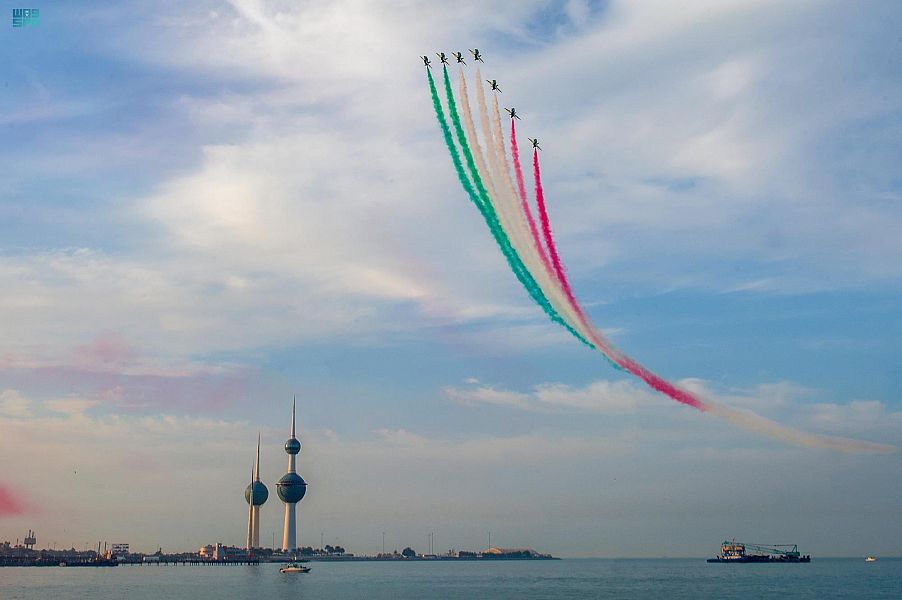 فريق الصقور السعودية يواصل عروضه الجوية لليوم الثاني احتفاءً باليوم الوطني الكويتي