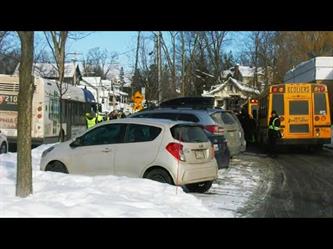 مصرع طفلين وإصابة 6 بعد اصطدام حافلة بمركز رعاية في كندا
