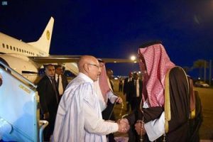 الرئيس الموريتاني يزور المسجد النبوي ويؤدي الصلاة فيه