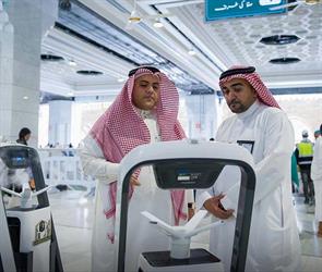 روبوتات للإفتاء وتوزيع الهدايا وتوجيه زوار المسجد الحرام