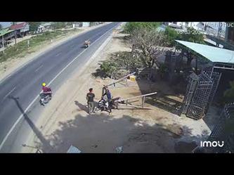 إطار حديدي يسقط على دراجة بخارية في فيتنام وسائقها ينجو بأعجوبة من الأذى