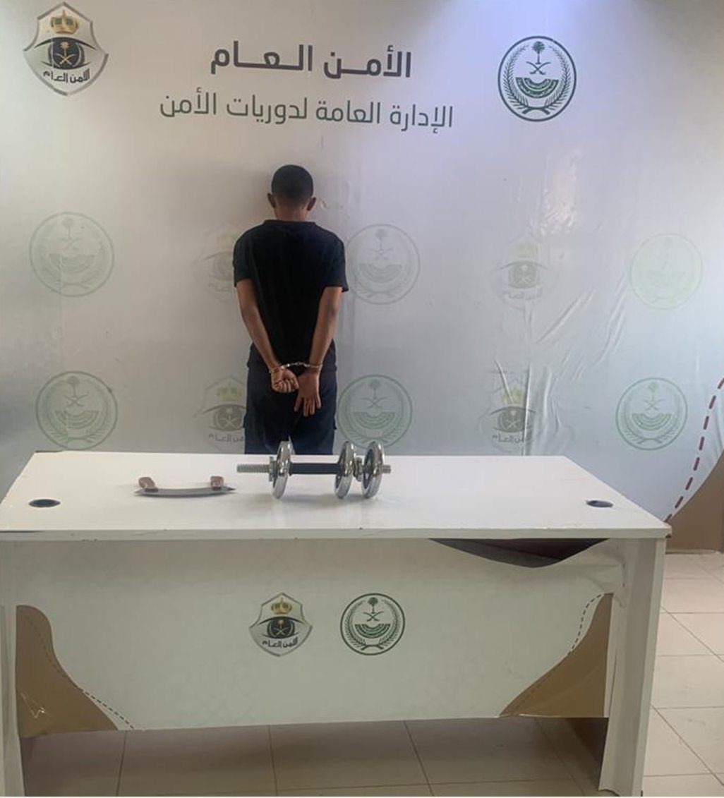 القبض على مواطن إثر اعتدائه على ذويه وتهديدهم بسلاح أبيض في الرياض