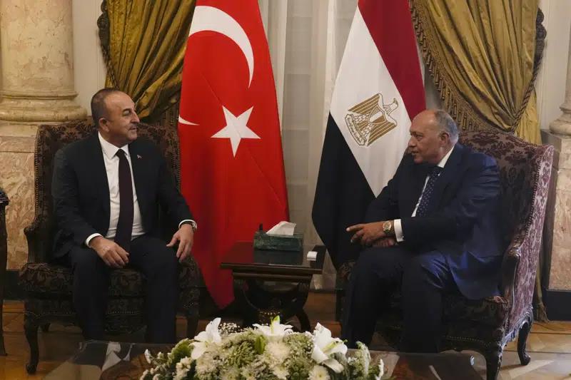 بعد “قطيعة” سنوات.. وزير “خارجية تركيا” في القاهرة