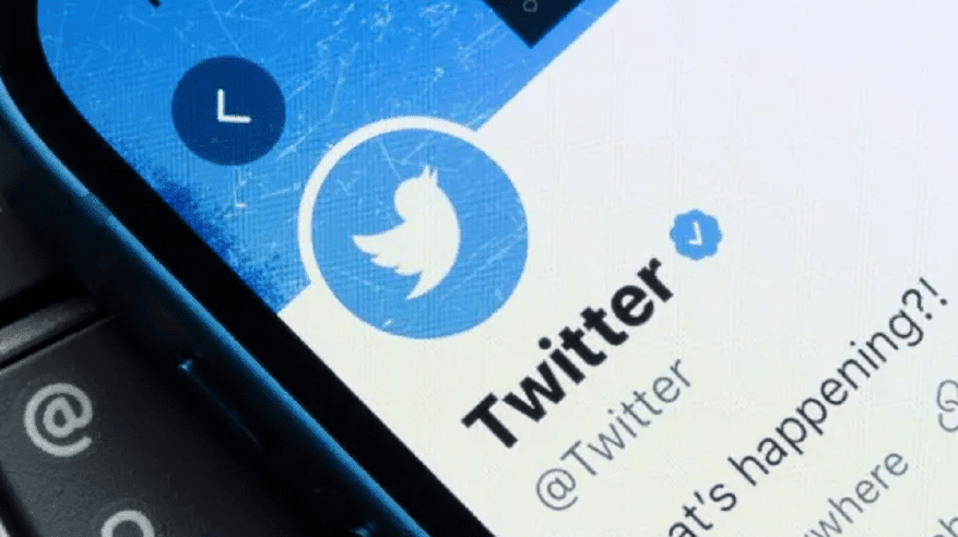 “تويتر” تزيل العلامة الزرقاء المجانية من حسابات المستخدمين