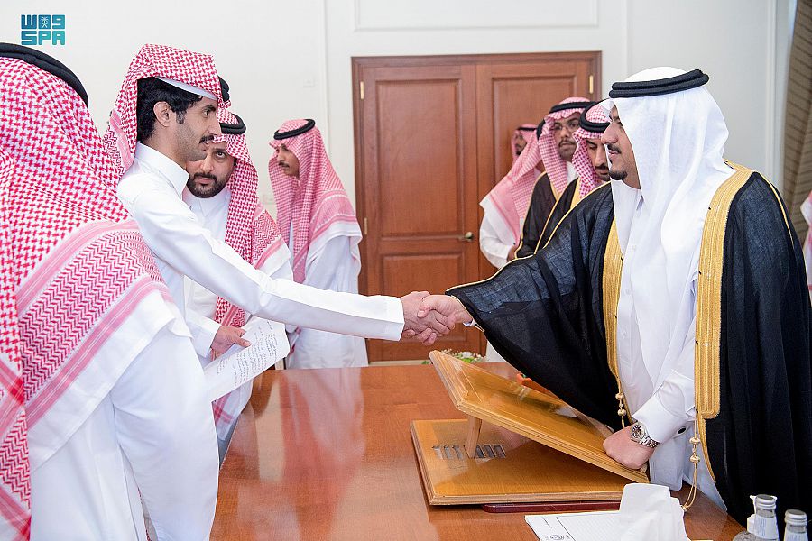 نائب أمير الرياض يستقبل عدداً من المواطنين بديوان محافظة وادي الدواسر