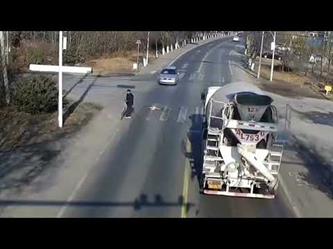 نجاة راكب دراجة تعرض للدهس بشاحنة