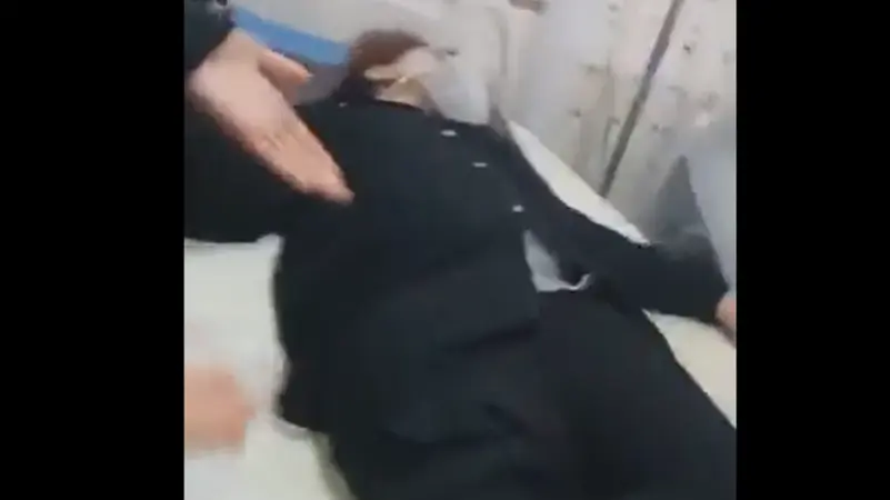 هجمات الغازات السامة.. طالبات إيرانيات يتقلبن في المستشفى