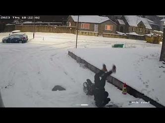 وقوع رجل على رأسه مباشرةً أثناء قيادته دراجة نارية على الثلوج ببريطانيا