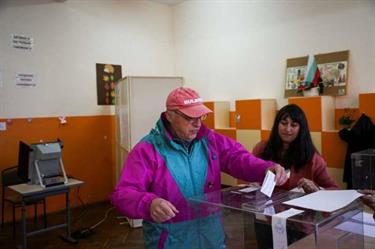 البلغاريون يصوتون الأحد في خامس انتخابات برلمانية في عامين