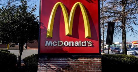 ماكدونالدز تغلق مكاتبها في أمريكا استعداداً لتسريح الموظفين