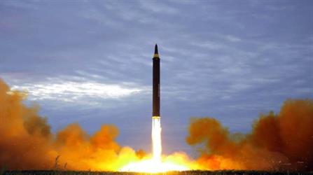 كوريا الشمالية تطلق صاروخاً باليستياً واليابان تحذر سكان هوكايدو
