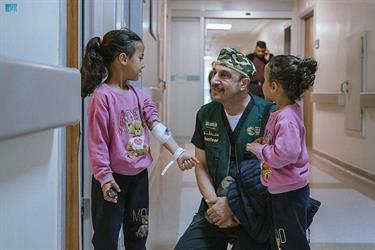“سلمان للإغاثة” يقدم أطناناً من المواد الغذائية والخدمات الطبية في دول عربية وإسلامية