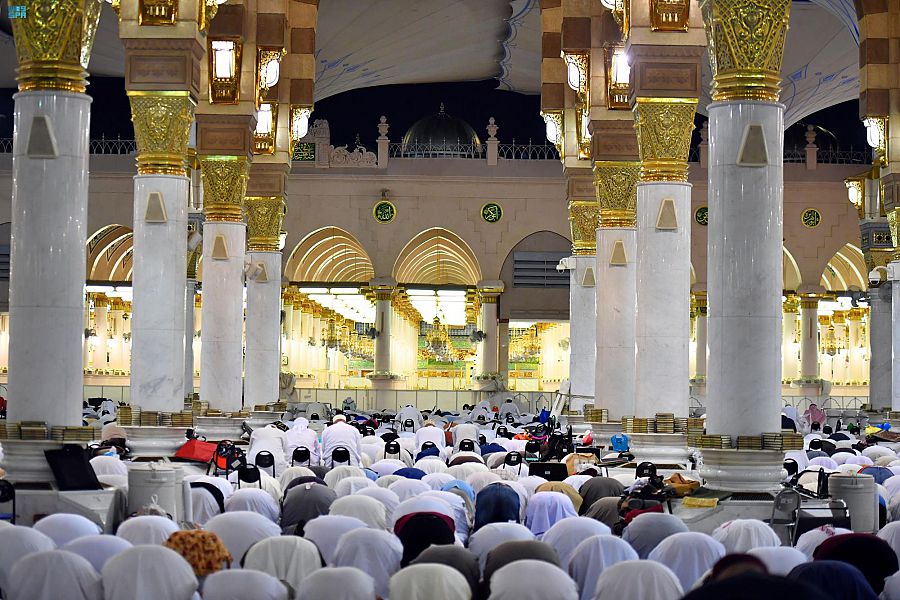 جموع المصلين يؤدون صلاة العشاء والتراويح في المسجد النبوي في ليلة 27 من رمضان