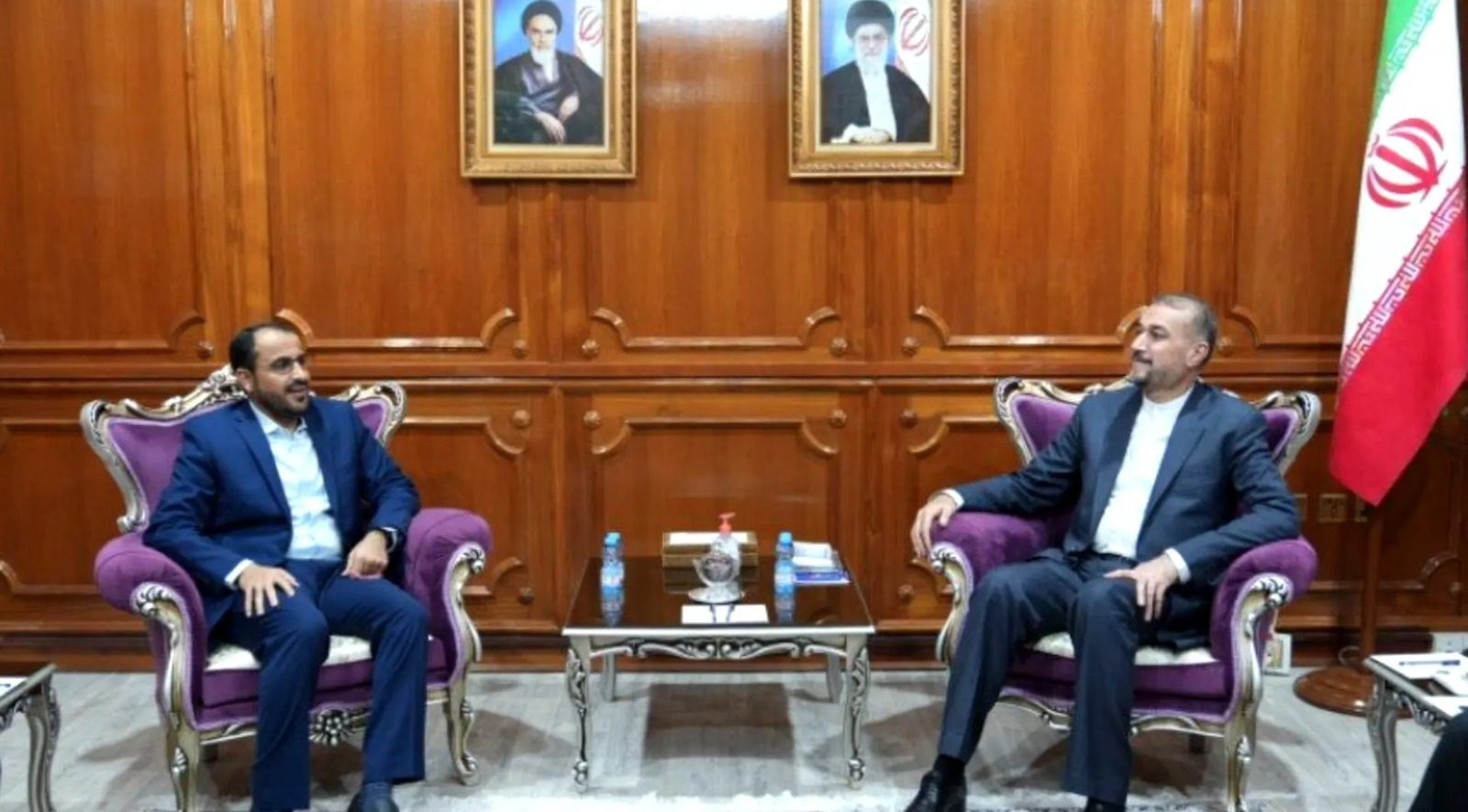 كبير مفاوضي مليشيا الحوثي يلتقي وزير الخارجية الإيراني في مسقط