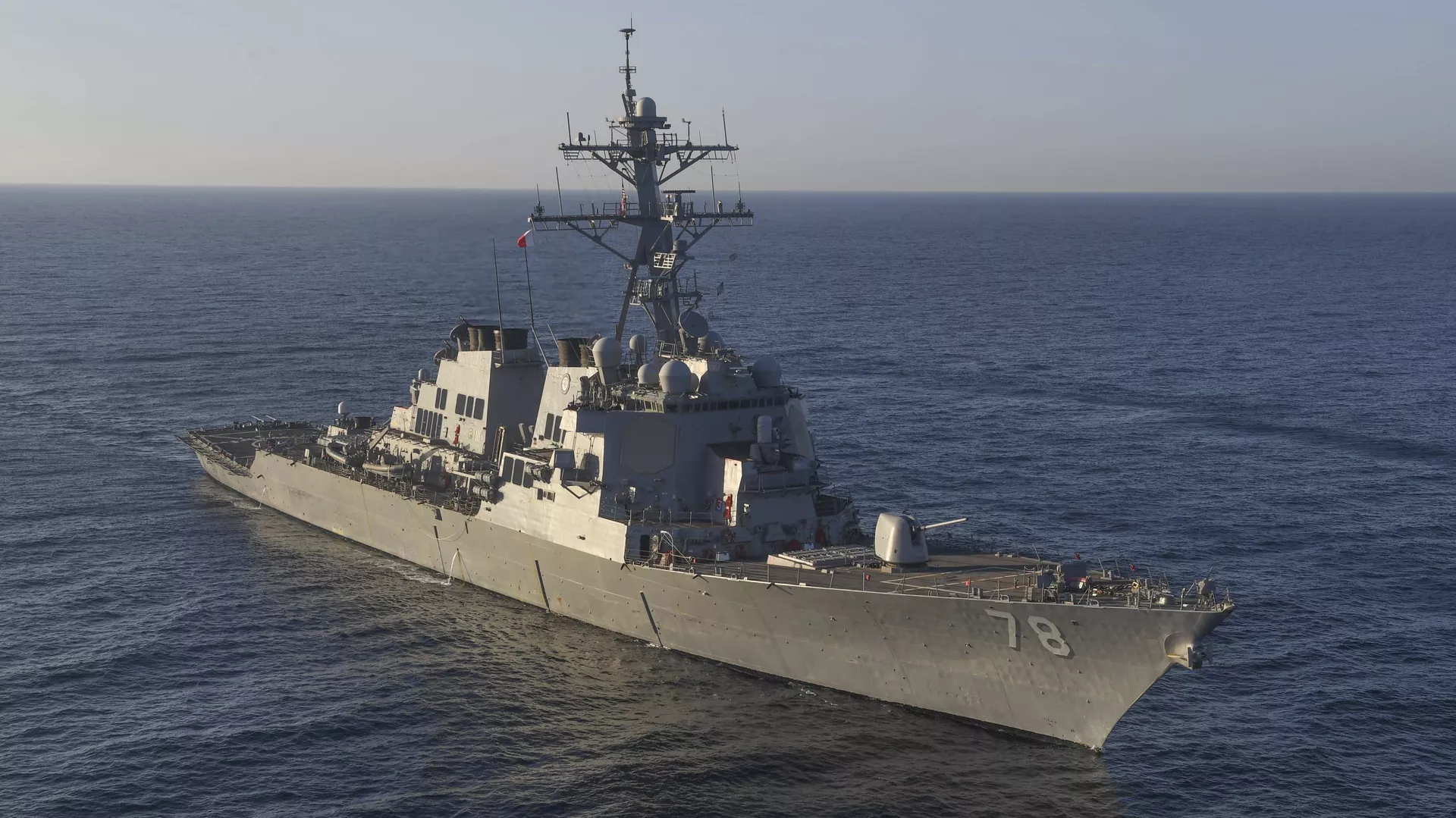 لماذا أرسلت أمريكا سفينة حربية ثالثة إلى السودان
