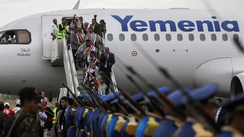 وصول الطائرة التي تقل أسرى سعوديين إلى الرياض ضمن عملية تبادل الأسرى في اليمن