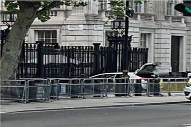 دون إصابات.. اصطدام سيارة ببوابة مقر مجلس الوزراء البريطاني