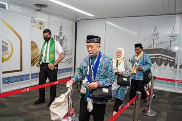 بإجراءات ميسرة.. مطار الأمير محمد بن عبدالعزيز يستقبل حجاج الهند وإندونيسيا